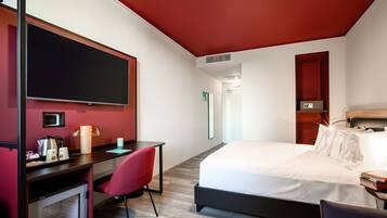 Kamar Double atau Twin Superior | Seprai premium, selimut bulu angsa, meja kerja, dan kedap suara