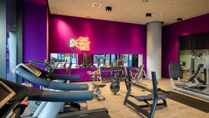A gym with treadmills, weight machines, and a neon sign reading "QUAT WEAT DREITZ". - CX Venice Mestre (Mestre)