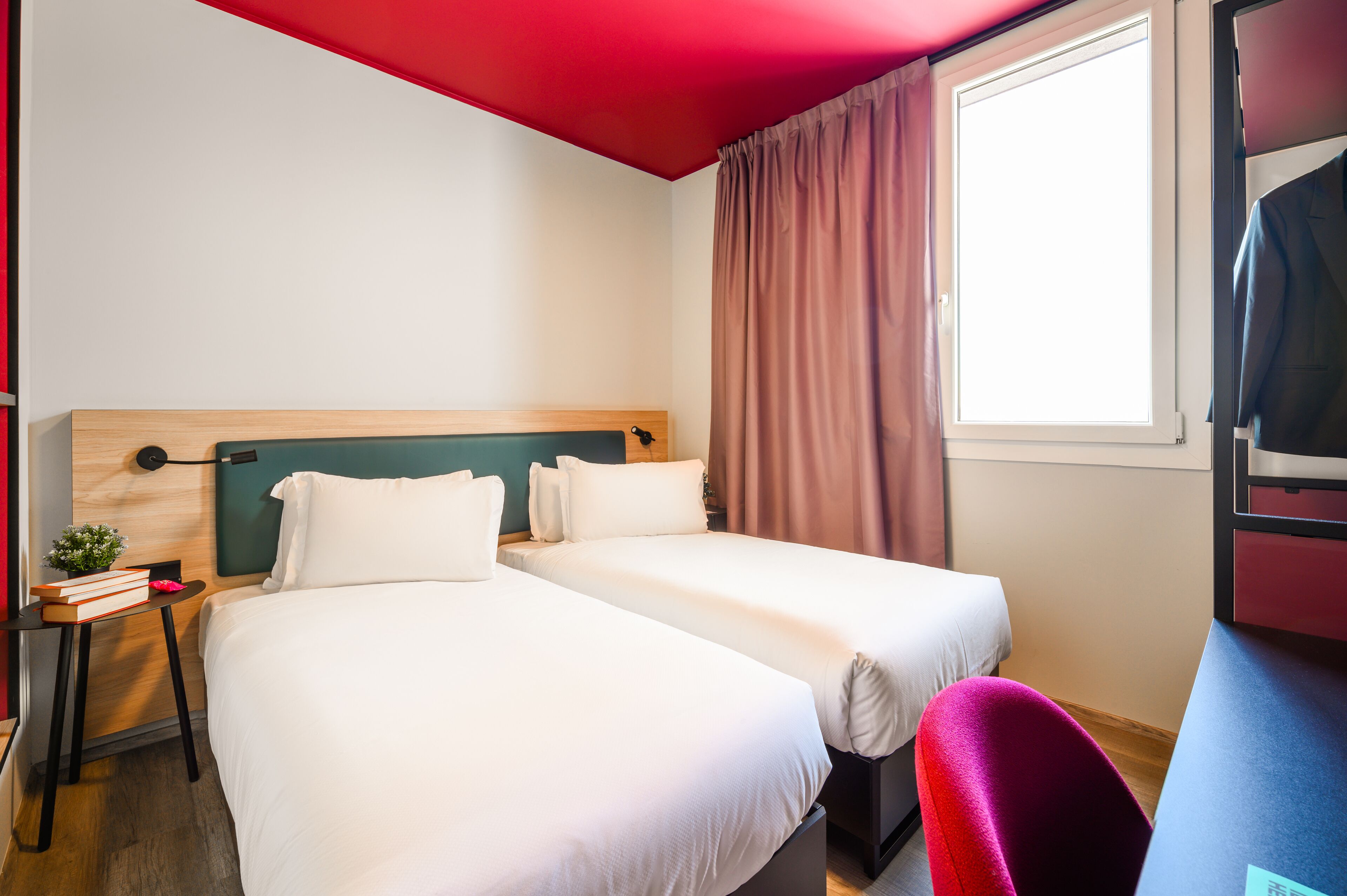 Doppel- oder Zweibettzimmer | Hochwertige Bettwaren, Daunenbettdecken, Schreibtisch