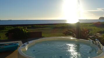 Banyera d'hidromassatge a l'aire lliure