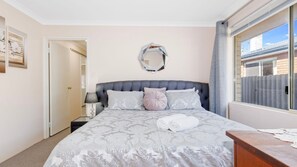 4 bedrooms, iron/ironing board, travel crib, free WiFi - Our Beach House- Busselton (West Busselton)