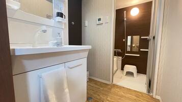 Secador de pelo, toallas