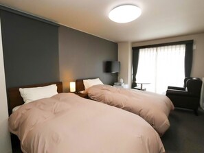 5 makuuhuonetta, työpöytä, ilmainen Wi-Fi, vuodevaatteet