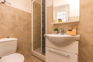 Asciugacapelli, bidet, asciugamani, sapone