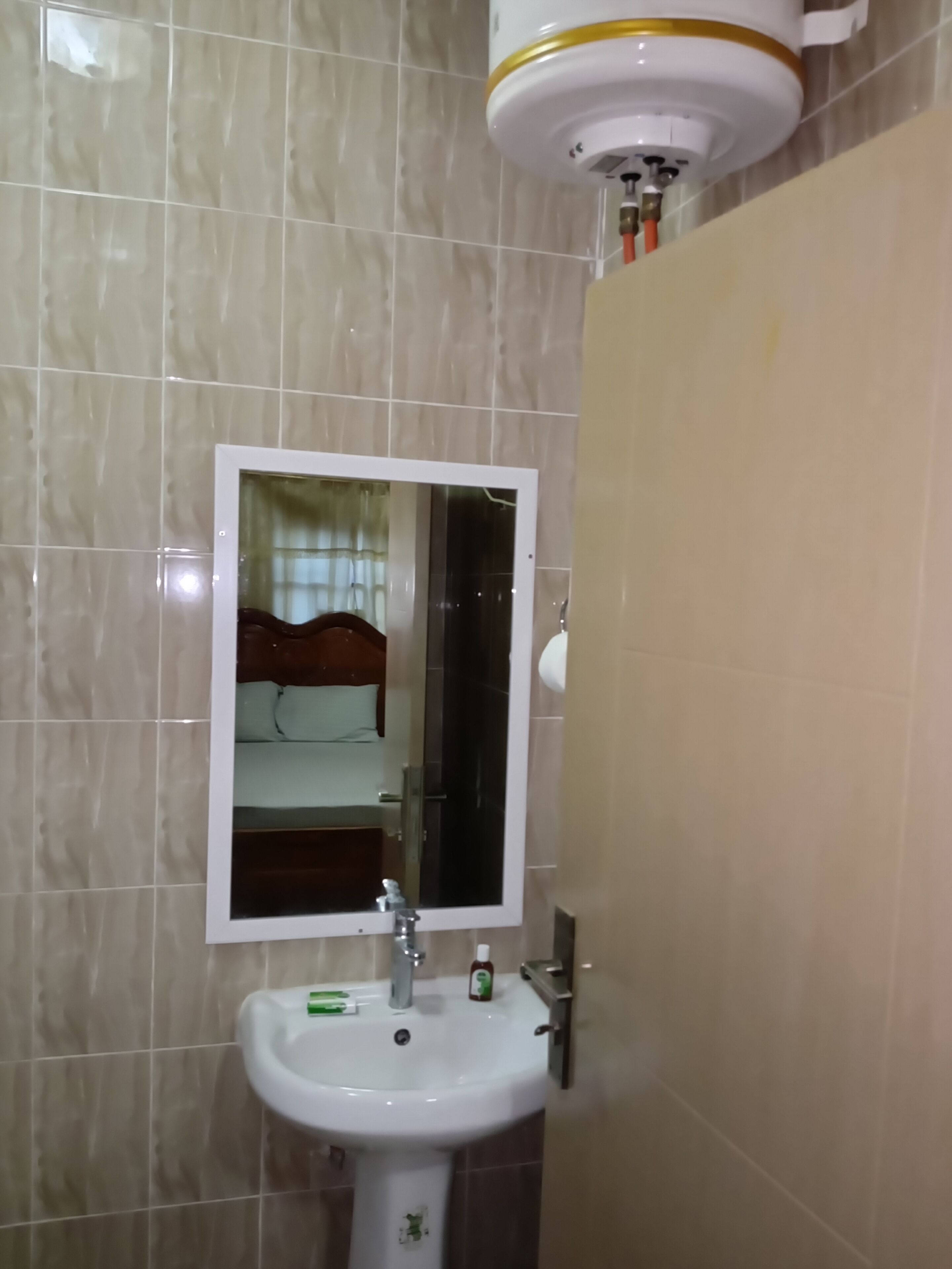 Douche, articles de toilette écologiques, bidet, serviettes fournies