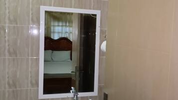 Douche, articles de toilette écologiques, bidet, serviettes fournies