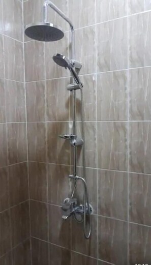 Shower, eco-friendly toiletries, bidet, towels - Annex House For Rent (Serrekunda)