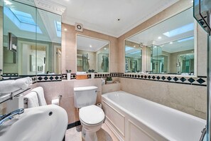 Chuveiro, toalhas de banho