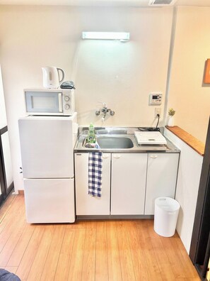 Kjøleskap, mikrobølgeovn og kjøkkenutstyr