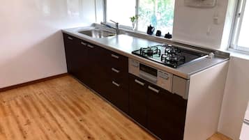 Fridge, microwave, stovetop, cookware/dishes/utensils