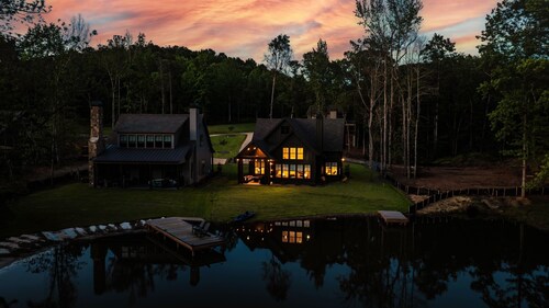 Family friendly Lakehouse: dock, kayaks & SUP board, firepit Neighborhood pool! 