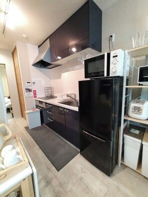 Refrigerador, microondas, parrilla de estufa y utensilios de cocina