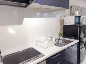 Réfrigérateur, micro-ondes, plaque de cuisson