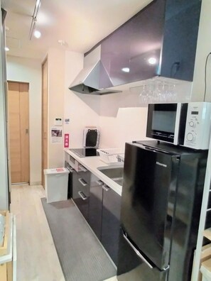 Fridge, microwave, stovetop, cookware/dishes/utensils