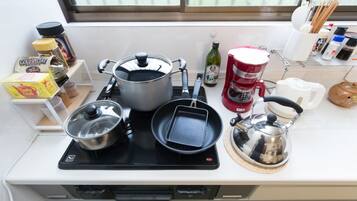 冷蔵庫、電子レンジ、コンロ、調理器具と食器