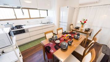 Fridge, microwave, stovetop, cookware/dishes/utensils