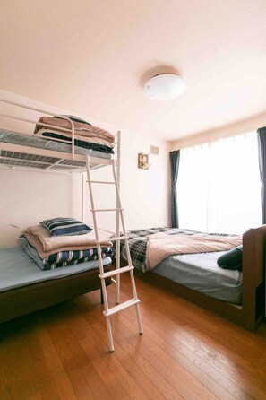 1 slaapkamer, een bureau, een strijkplank/strijkijzer, gratis wifi