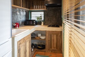 Fridge, microwave, stovetop, cookware/dishes/utensils - A property in a good location a 4minute walk fro - Sun Mall 3rd Mansion 602 / Shinjuku-ku Tokyo (Shinjuku-ku)