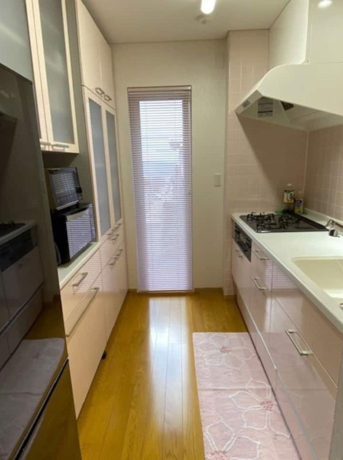 冷蔵庫、電子レンジ、コンロ、調理器具と食器