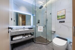 Shower, rainfall showerhead, hair dryer, towels - Ya Chen Hotel (Guangzhou)