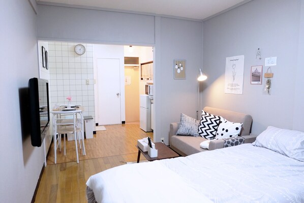 1 habitación, escritorio, tabla de planchar con plancha y wifi gratis