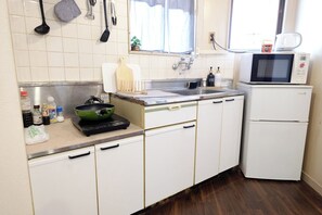 Een koelkast, een microgolfoven, een kookplaat