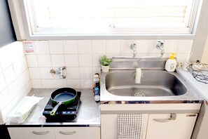 Kjøleskap, mikrobølgeovn, kokeplater og kjøkkenutstyr