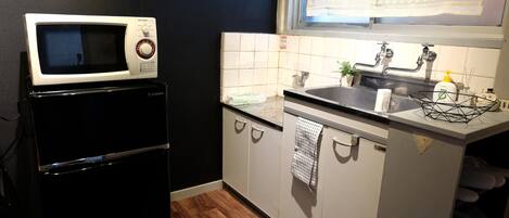 Réfrigérateur, micro-ondes, plaque de cuisson