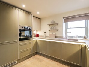 Fridge, dishwasher, electric kettle, toaster - Thorneydyke Cottage (Stirling)
