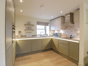 Fridge, dishwasher, electric kettle, toaster - Thorneydyke Cottage (Stirling)