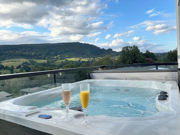 Cottage | Outdoor spa tub