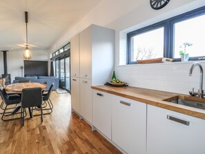 Kylskåp, diskmaskin, vattenkokare och brödrost