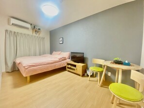 1 soverom, skrivebord, wi-fi (inkludert) og sengetøy