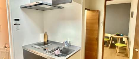 冷蔵庫、電子レンジ、コンロ、調理器具と食器