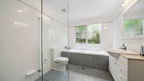 Shower, hair dryer, towels - Holley House in Leura Blue Mountains Australia (Leura)