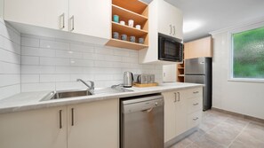 Jääkaappi, mikroaaltouuni, uuni, liesi