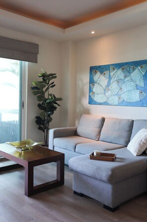 Deluxe dubbelrum - havsutsikt | Vardagsrum | 32-tums tv med digitalkanaler