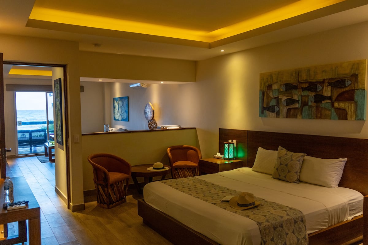 Deluxe Double Room, Ocean View | Individually furnished, free WiFi, bed sheets