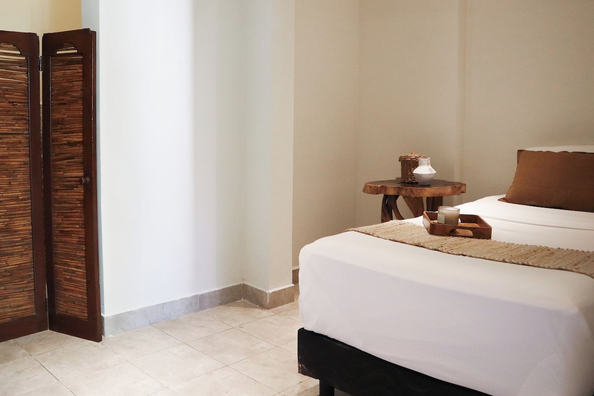 经典单人房 | 特色家居、免费 WiFi、床单