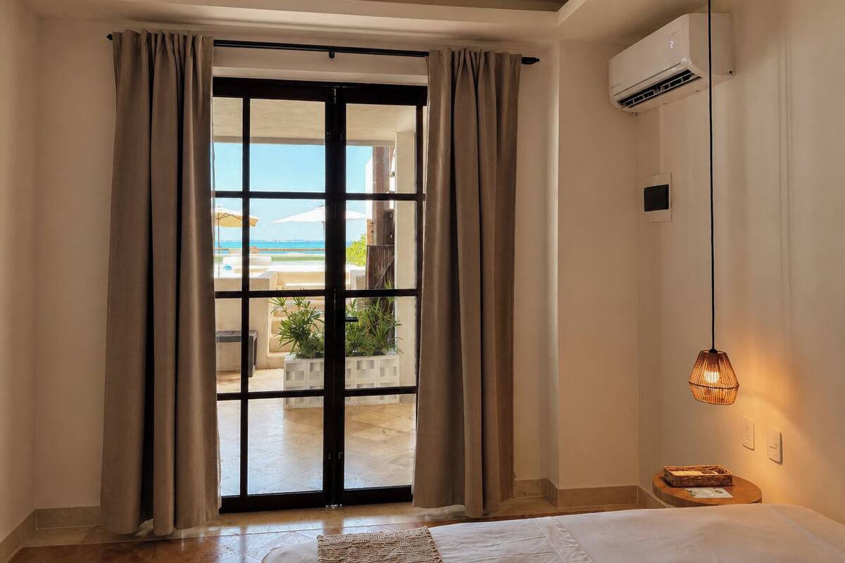 Quarto casal, vista para a piscina | Wi-Fi de cortesia, individualmente mobiliados, roupa de cama
