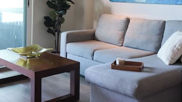 Phòng đôi Deluxe, quang cảnh biển | Khu phòng khách | TV 32-inch có truyền hình kỹ thuật số