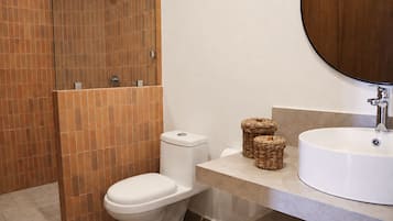 Phòng đôi, quang cảnh hồ bơi | Phòng tắm | Buồng tắm vòi sen, vòi sen phun mưa, máy sấy tóc, khăn tắm