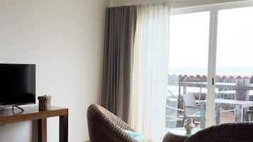 Chambre Double Junior, balcon | Coin séjour | Télévision de 32 pouces avec chaßnes numériques