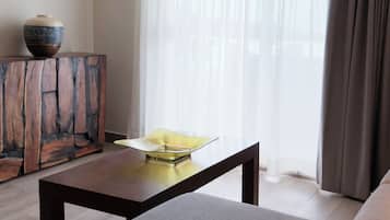 Chambre Double Deluxe, vue océan | Coin séjour | Télévision de 32 pouces avec chaßnes numériques