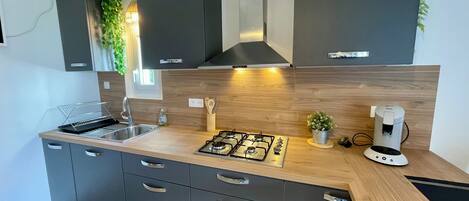 Réfrigérateur, micro-ondes, cafetière/bouilloire, grille-pain