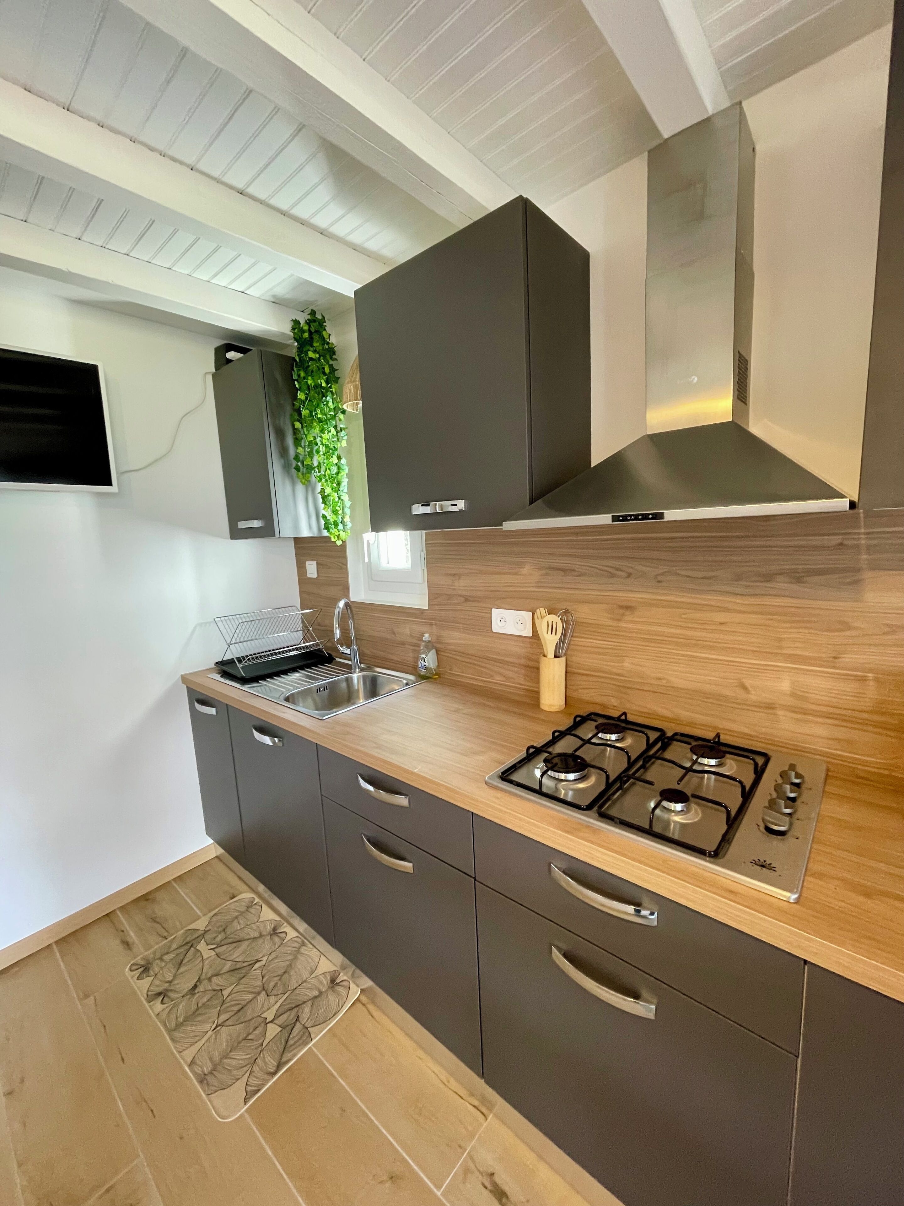 Refrigerador, microondas, cafetera/tetera, tostadora