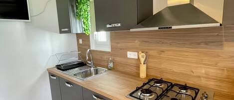 Refrigerador, microondas, cafetera/tetera, tostadora