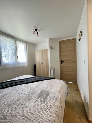 1 habitación, tabla de planchar con plancha y wifi 