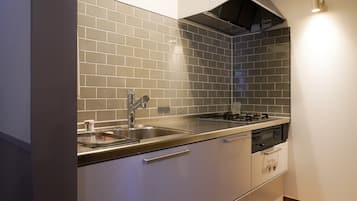 Fridge, microwave, stovetop, cookware/dishes/utensils