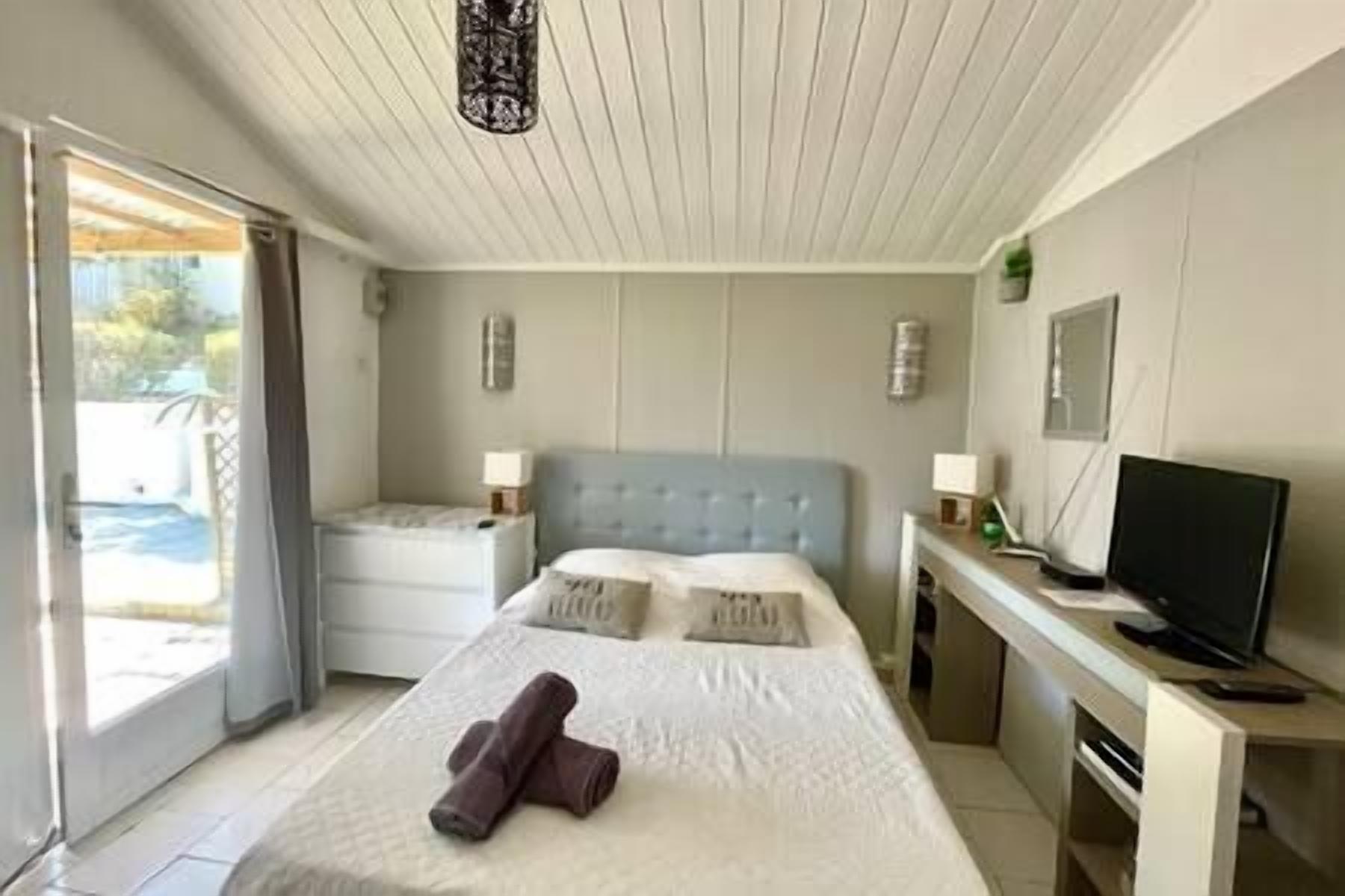 1 slaapkamer, een strijkplank/strijkijzer, wifi, beddengoed